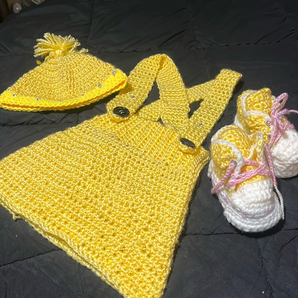 Baby girl Handcrafted 🧶Crochet yellow jumper with suspenders shoes included